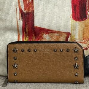 ⭐️COA⭐️JIMMY CHOO CARNABY/S UNiSEX Leather Star-Studded Long Zippy Wallet🍂Camel